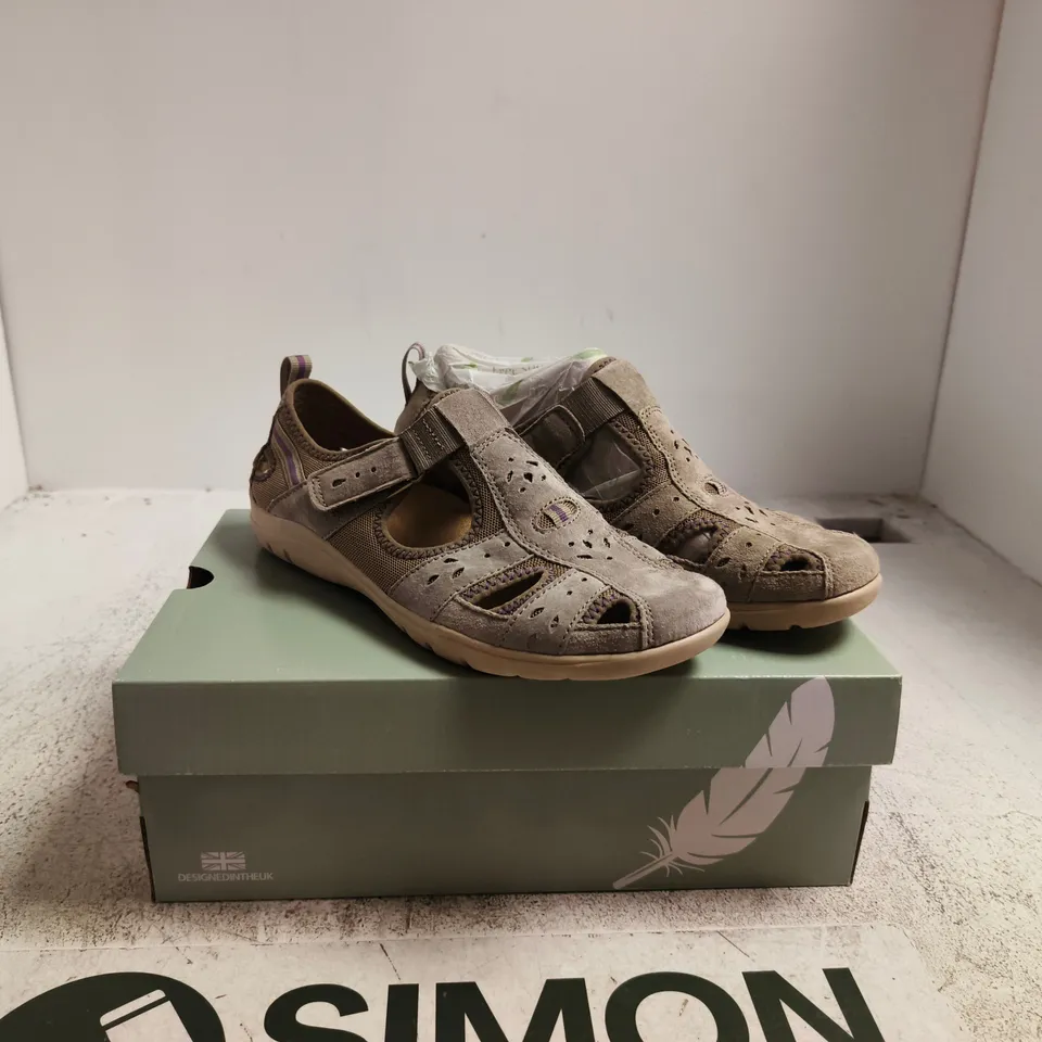 FREE SPIRIT GREY SUEDE SANDALS (BOXED) – UPPER: LEATHER, INNER & SOLE: MANMADE UK 7
