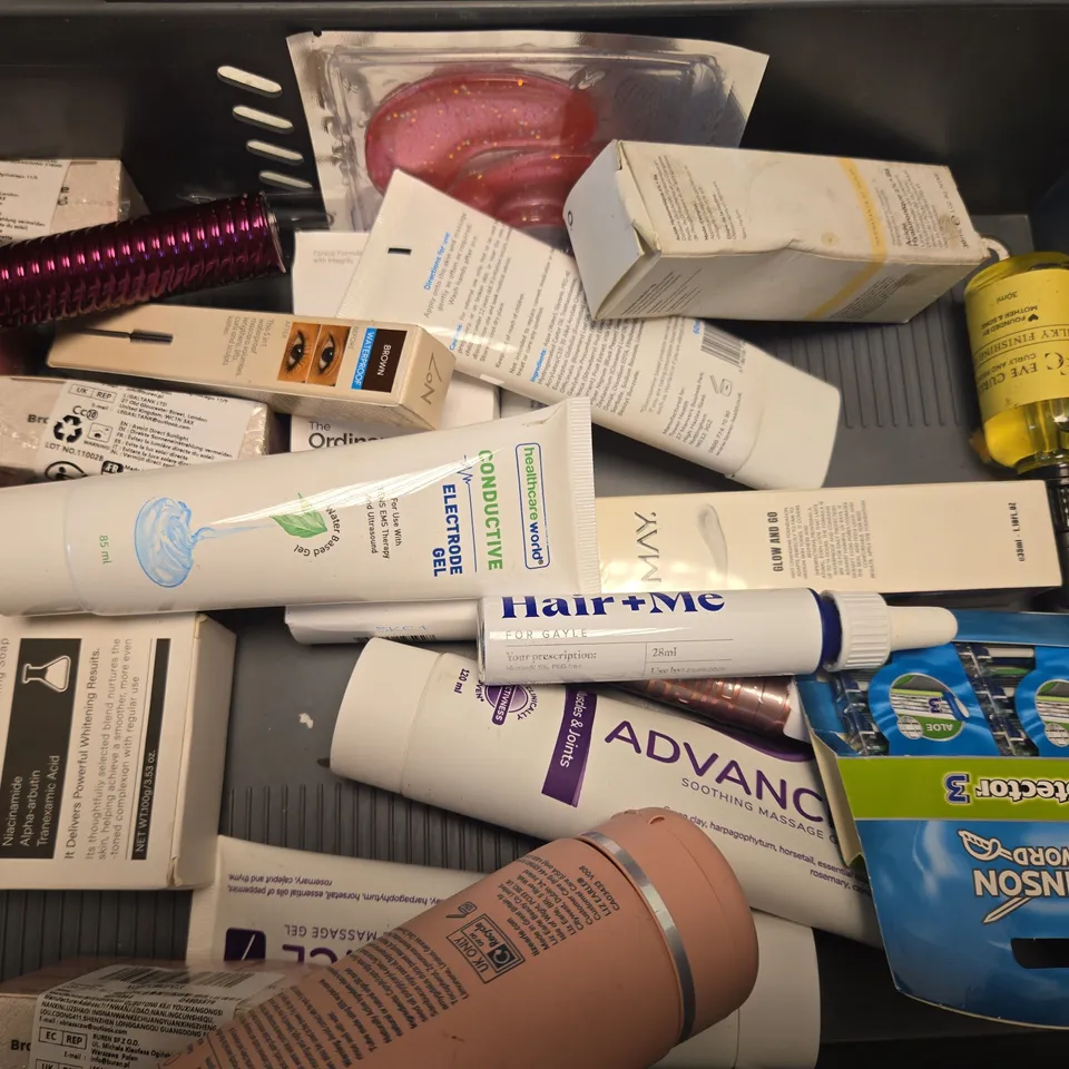 APPROX 12 ASSORTED BEAUTY PRODUCTS TO INCLUDE GROW GORGEOUS SHAMPOO, WELEDA BODY LOTION, FABULOSA HAND WASH, ETC