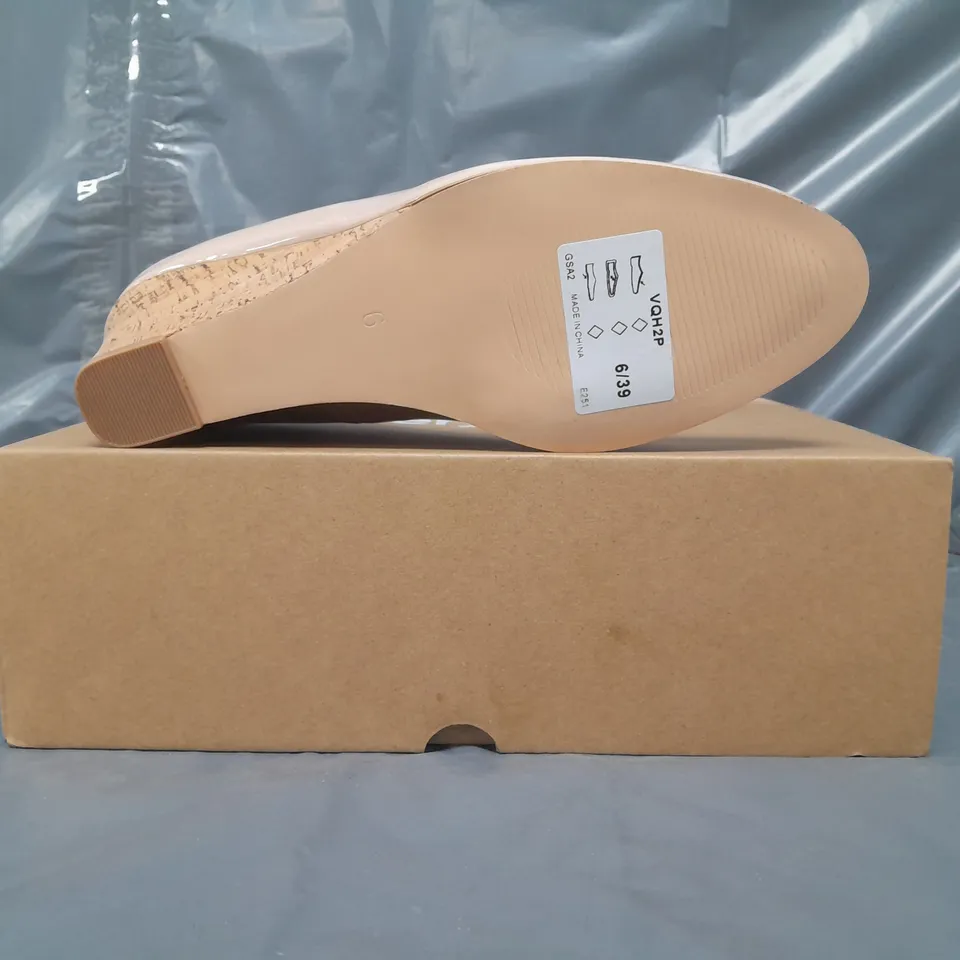 BOXED PAIR OF EVERYDAY WEDGES IN NUDE SIZE 6