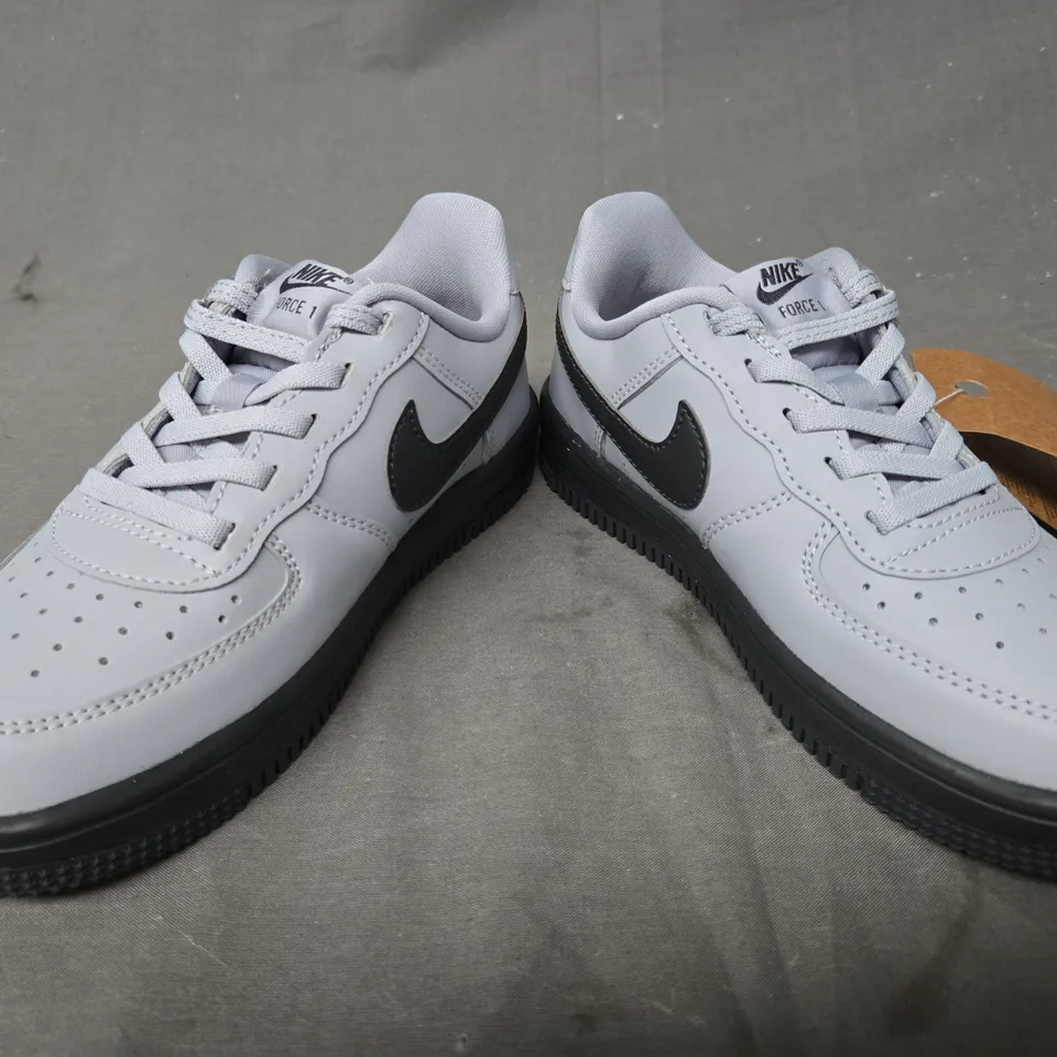 BOXED PAIR OF NIKE KID'S FORCE 1 LOW EASYON SHOES IN GREY/BLACK UK SIZE 13