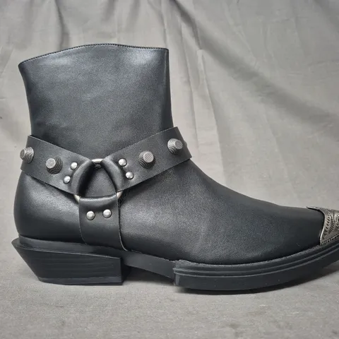 BOXED PAIR OF KOI SOULRENDER MEN'S HARDWARE COWBOY BOOTS IN BLACK/ANTIQUE SILVER UK SIZE 11