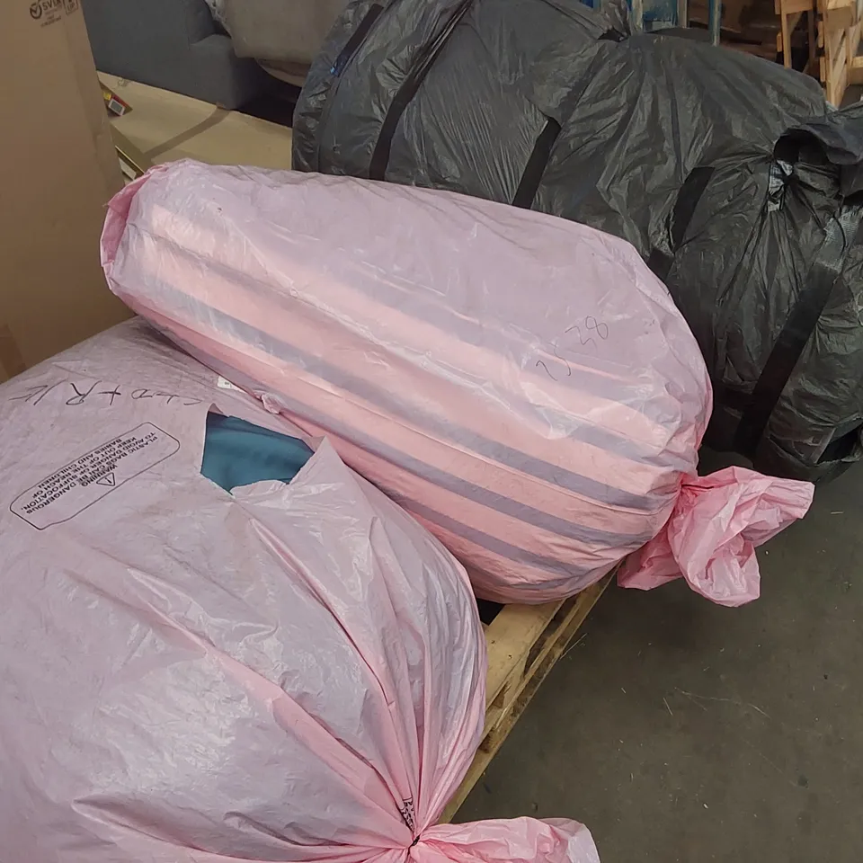 PALLET CONTAINING 2x BEAN BAGS, 1x MATTRESS 
