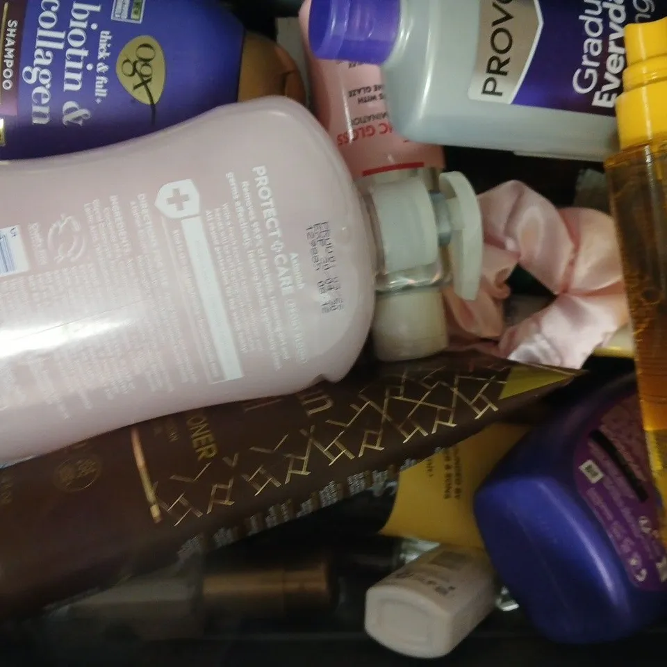 APPROXIMATELY 15 ASSORTED COSMETIC ITEMS INCLUDING VARIOUS MAKES AND BRANDS - COLLECTION ONLY