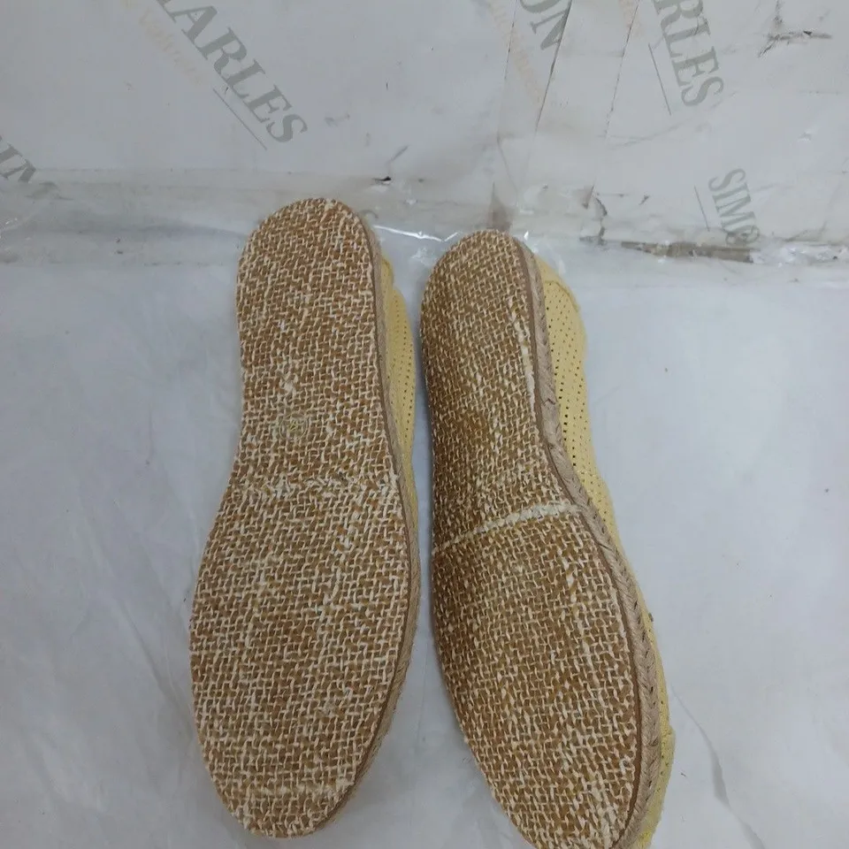 LARGE BOX OF APPROXIMATELY 10 LOOSE YELLOW SLIP-ON PUMP IN VARIOUS SIZES 