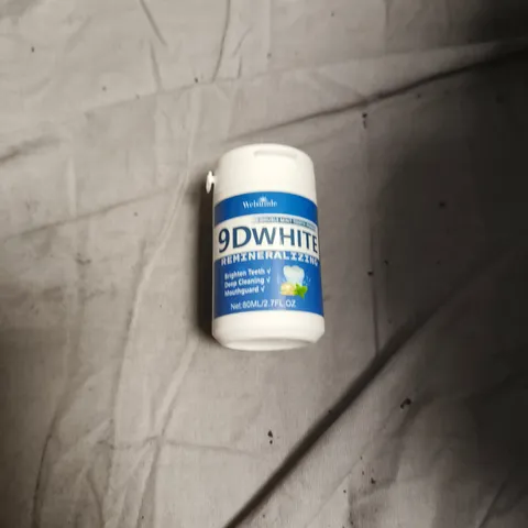 APPROXIMATELY 15 ASSORTED HEALTH & BEAUTY PRODUCTS INCLUDING LIZ EARLE CLEANSE & GLOW , POWDER PUFF AND 9D TEETH WHITENER 