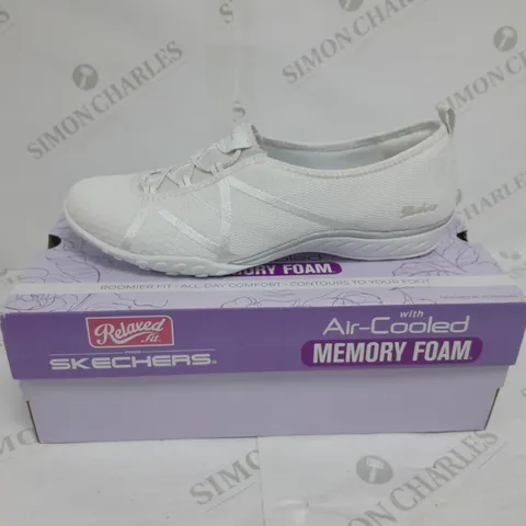 BOXED RELAXED FIT AIR COOLED MEMORY FOAM WHITE TRAINERS SIZE 7