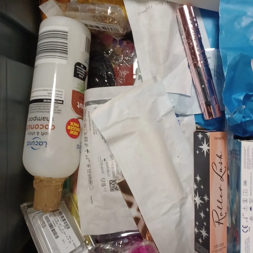 APPROXIMATELY 30 ASSORTED HEALTH & BEAUTY PRODUCTS TO INCLUDE CREIGHTONS SALICYLIC ACID, PORE PROFESSIONAL TONING FOAM, MINI MIO BUM BALM ETC 