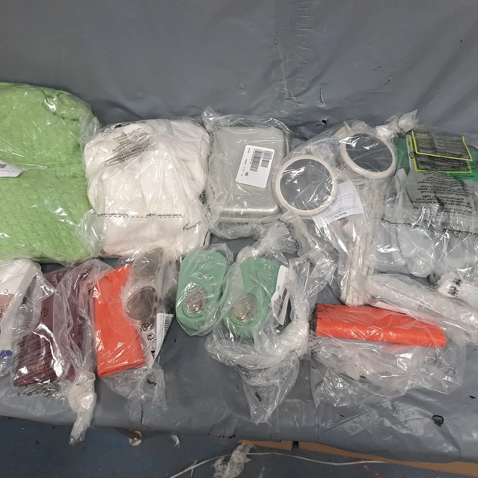 APPROXIMATELY 10 ASSORTED HOUSEHOLD ITEMS TO INCLUDE - GARDEN GLOVES, GARDEN LIGHTING, AND FRINGED THROW ETC. - COLLECTION ONLY