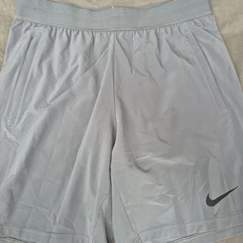 NIKE STANDARD FIT SHORTS IN GREY SIZE LARGE