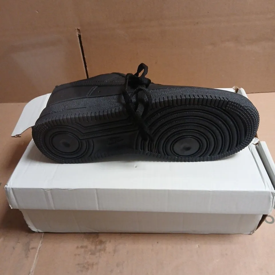 NIKE AIR FORCE 1 BLACK TRAINERS BOXED SIZE 5.5