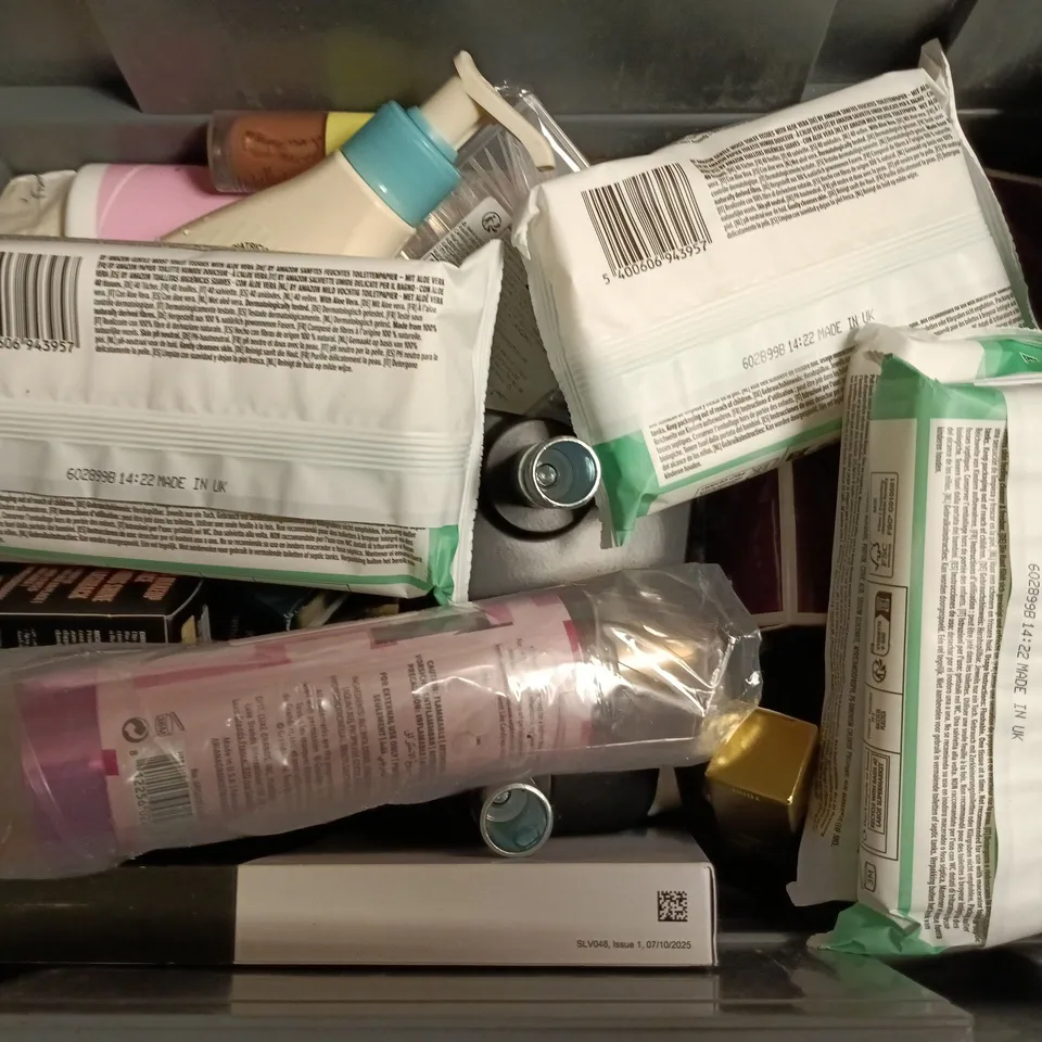 APPROXIMATELY 15 ASSORTED HEALTH & BEAUTY PRODUCTS TO INCLUDE Q+A SALICYLIC ACID BODY SPRAY, MOIST TOILET TISSUES, HUDABEAUTY EASY BAKE, ETC - COLLECTION ONLY