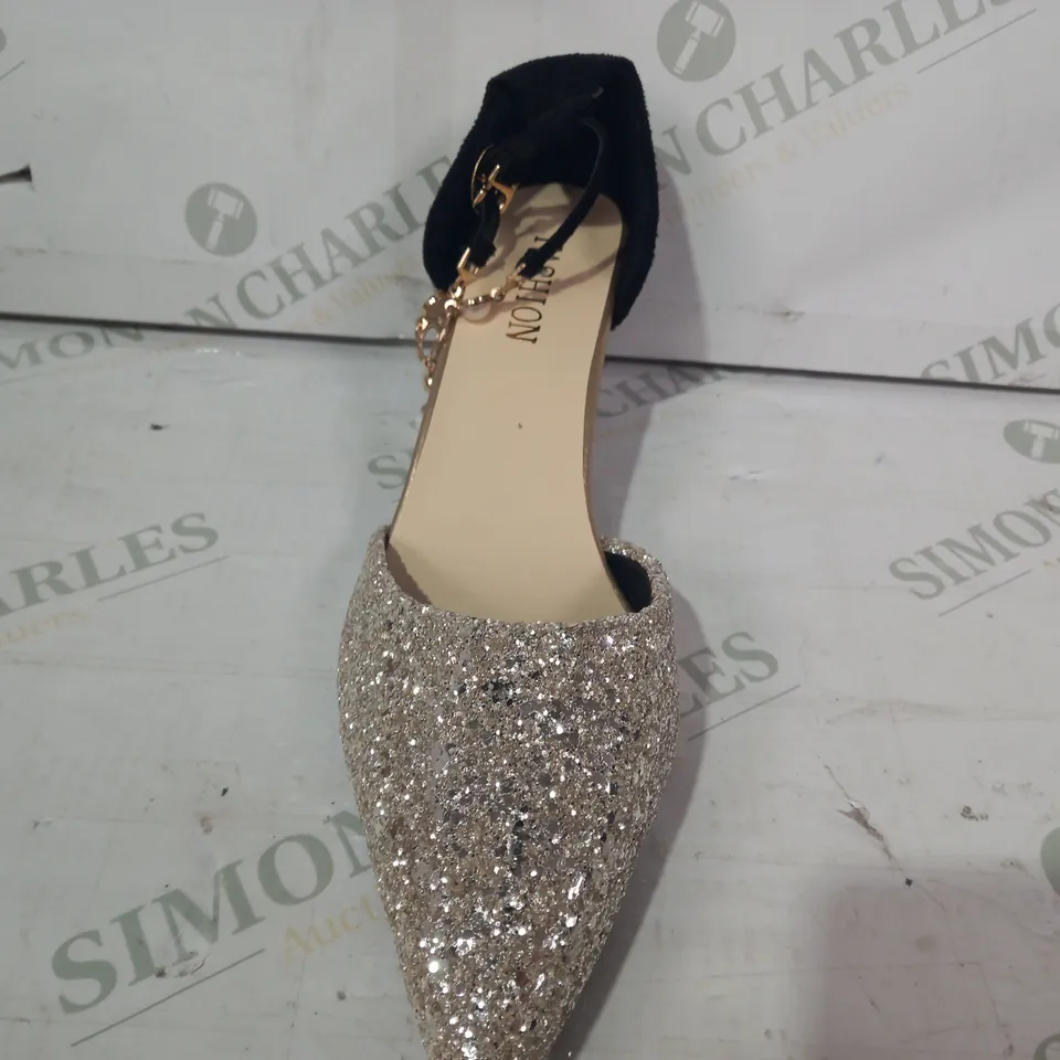 PAIR OF FASHION LOW HEEL POINTED TOE SHOES IN BLACK/METALLIC LIGHT GOLD W. SEQUINS EU SIZE 41