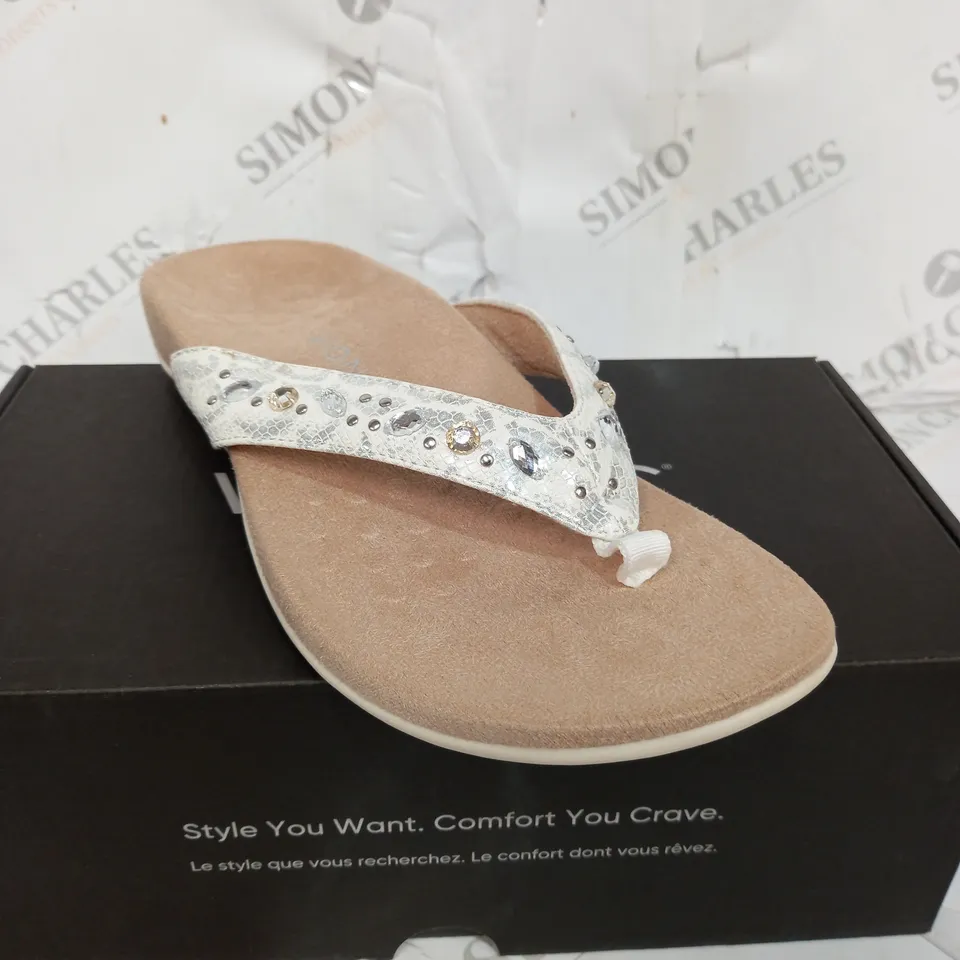 BOXED PAIR OF LUCIA SANDALS IN WHITE SIZE 6