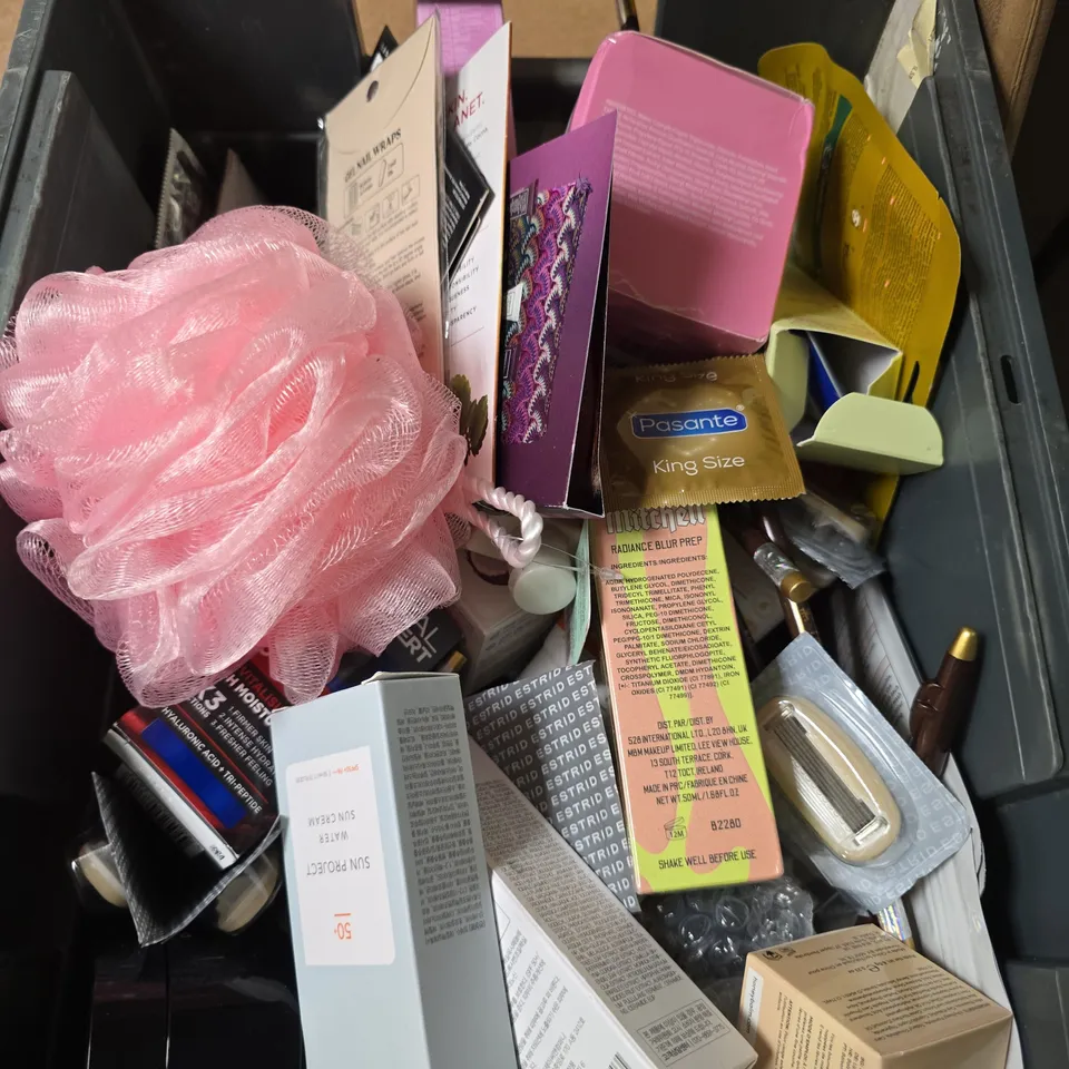 APPROXIMATELY 15 ASSORTED HEALTH & BEAUTY PRODUCTS TO INCLUDE BULL DOG MOISTURISER, BEAUTE LIFT, WATER SUNCREAM ETC 