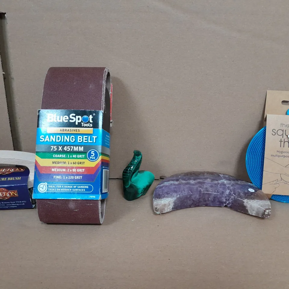 BOX OF APPROXIMATELY 14 ASSORTED ITEMS TO INCLUDE - SANDING BELT , THE SQUIDGY , FURNISHING BRUSH ETC