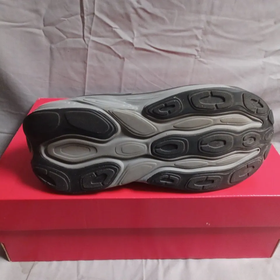 BOXED PAIR OF NEW BALANCE SNEAKERS – UK SIZE 8.5
