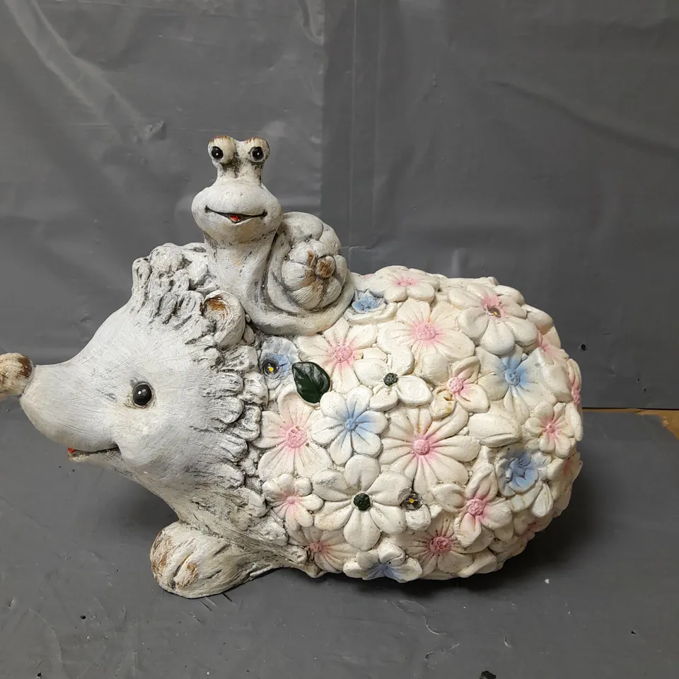 GARDEN REFLECTIONS SOLAR HEDGEHOG WITH SNAIL