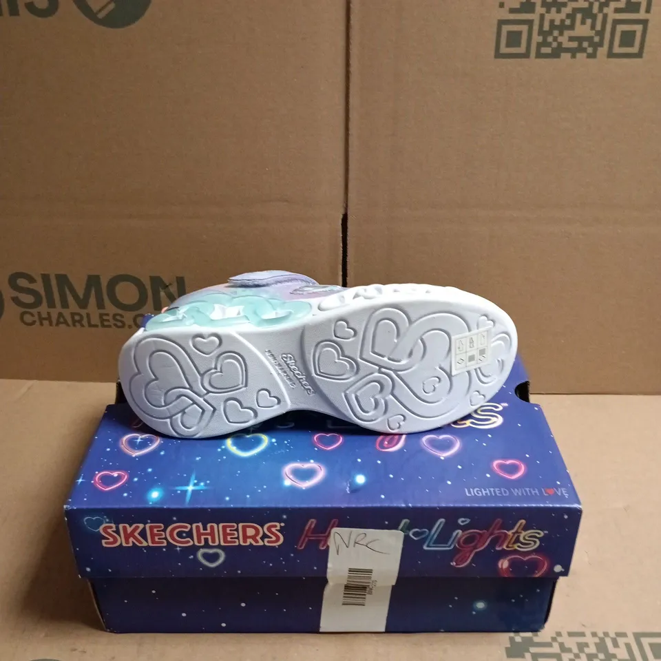 BOXED PAIR OF SKECHERS S-LIGHTS INFINITE HEART LIGHTS CHILDRENS TRAINERS - 13