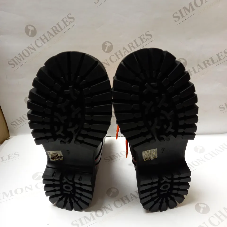 DESIGNER KOI VEGAN BOZO ORANGE AND BLACK FORK TOE BOOTS SIZE 7 