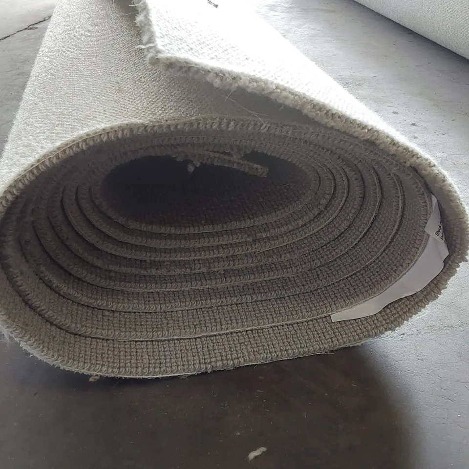 ROLL OF QUALITY ROMNEY FAIRFIELD // SIZE: APPROX 1.53 X 4m