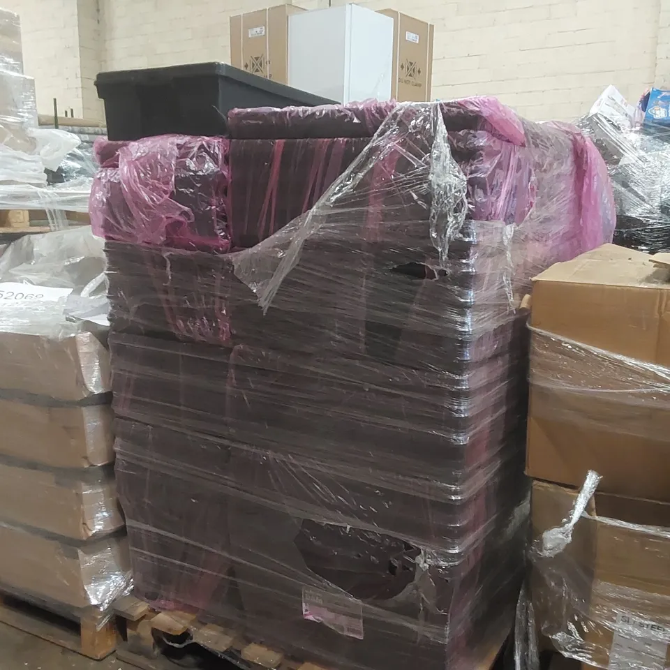 PALLET CONTAINING A VERY LARGE QUANTITY OF BRAND NEW PLASTIC CONTAINERS