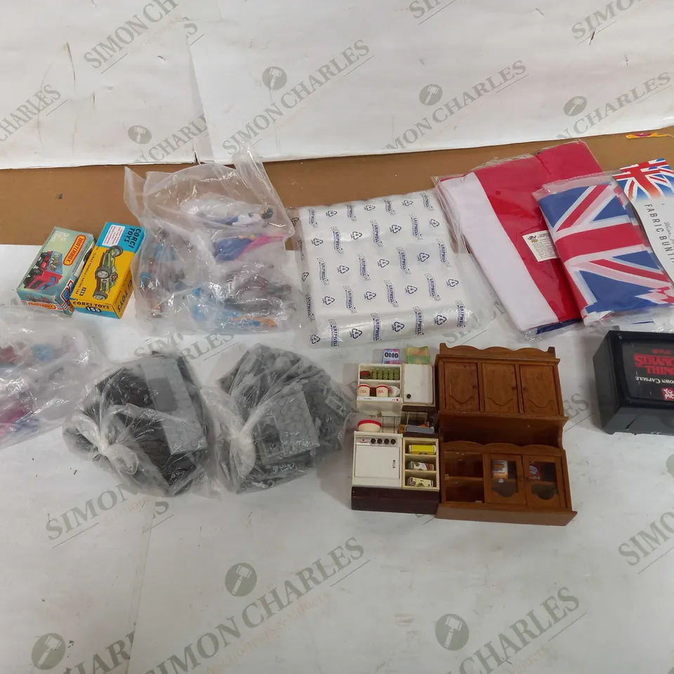 LOT OF APPROX 10 ASSORTED ITEMS TO INCLUDE LEGO, BUNTING, MODEL CARS ETC