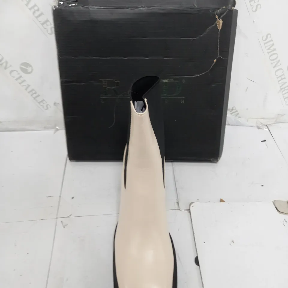 BOXED PAIR OF SLIP ON BLOCK HEEL BOOTS CREAM SIZE UK 6 
