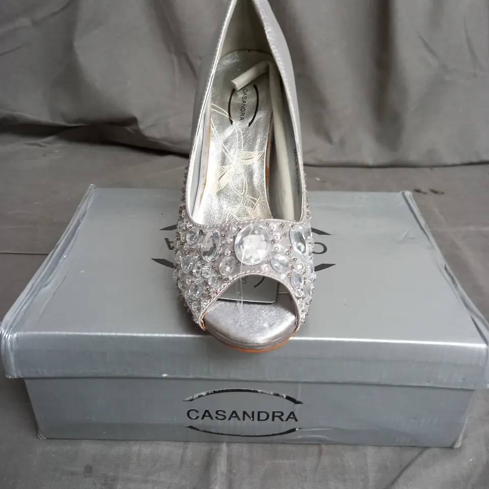 APPROXIMATELY 12 PAIRS OF WOMENS DIAMANTE HIGH HEEL SHOES IN VARIOUS SIZES