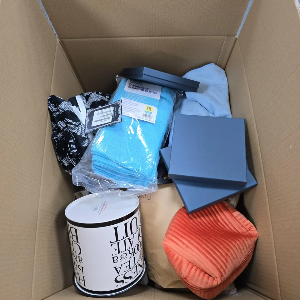BOX OF APPROXIMATELY 20 ASSORTED HOUSEHOLD ITEMS TO INCLUDE BISCUIT TIN, MICROFIBRE CLEANING CLOTHS, HAND TOWELS ETC