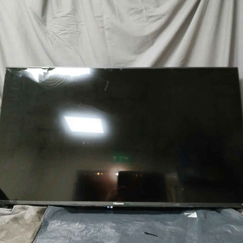 HISENSE 40" 40E5NQTUK SMART QLED TV DAMAGED SCREEN UNBOXED