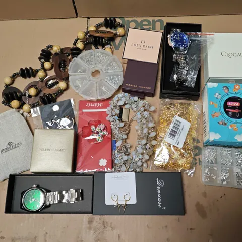 LOT OF ASSORTED JEWELLERY AD WATCH ITEMS TO INCLUDE PENDANTS, CHAINS, RINGS AND EARRINGS
