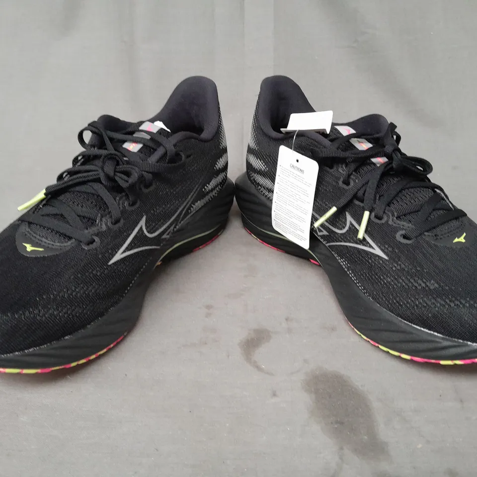 BOXED PAIR OF MIZUNO WAVE RIDER 28 SHOES IN BLACK UK SIZE 9