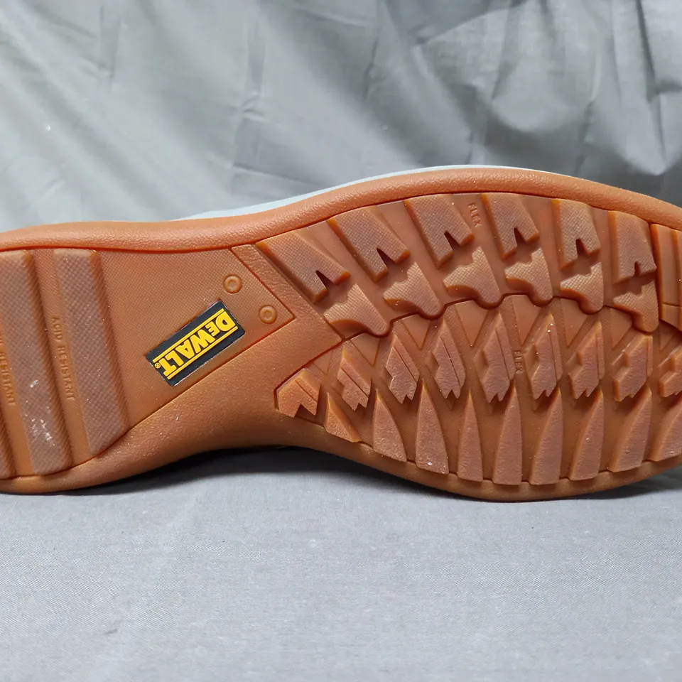 BOXED PAIR OF DEWALT ANKLE BOOTS IN SAND UK SIZE 11