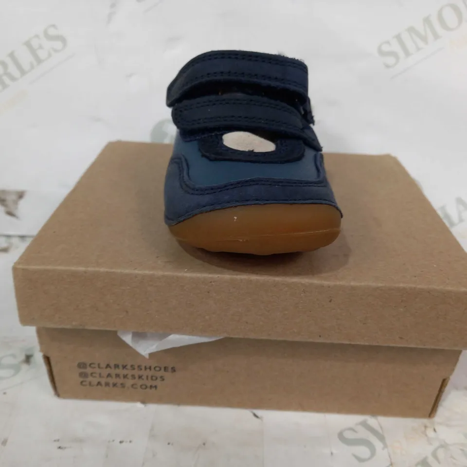 BOXED PAIR OF CLARKS TINY DUSK T TODDLER SHOES IN BLUE UK SIZE 4