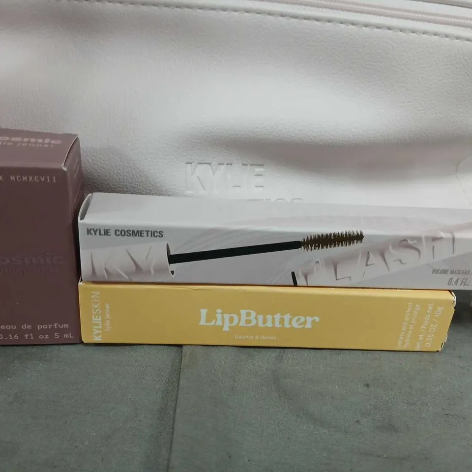 KYLIE JENNER COSMETICS SET – GLOSSY LIP KIT, SETTING SPRAY MATTE FINISH, LIPBUTTER & TINTED BUTTER BALM