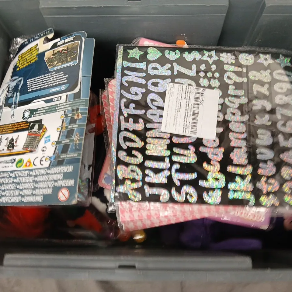 APPROXIMATELY 15 ASSORTED TOYS & GAMES TO INCLUDE STAR WARS AQUA DROID TOY, MILITARY AMBULANCE TOY, CORINTHIAN MANCHESTER UNITED JOHN OSHEA FIGURE, ETC