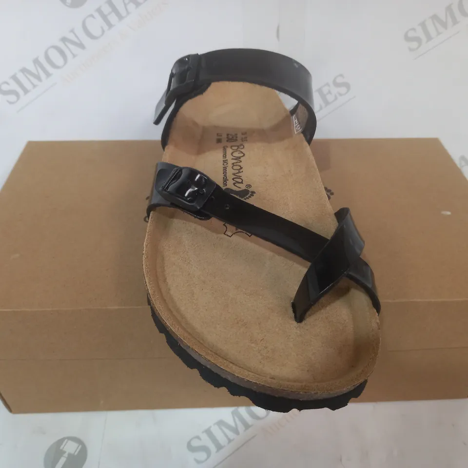 BOXED PAIR OF BONOVA SANDALS IN BLACK SIZE 6