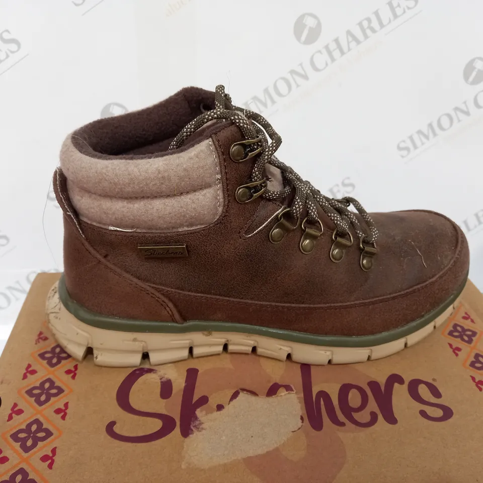 BOXED SKECHERS SYNERGY WARM TECH BOOTS, BROWN - SIZE 4
