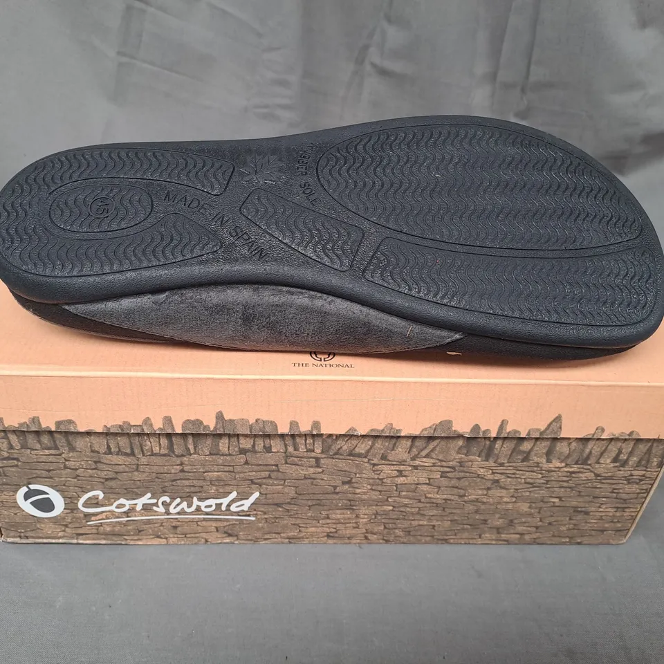 BOXED PAIR OF COTSWOLD WESTWELL SLIPPERS IN BLACK EU SIZE 45