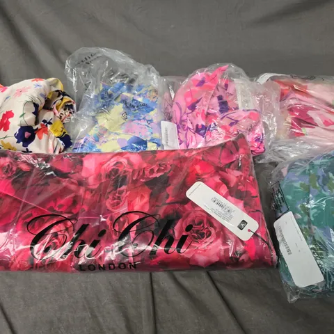 APPROXIMATELY 20 ASSORTED CLOTHING ITEMS IN VARIOUS STYLES AND SIZES 