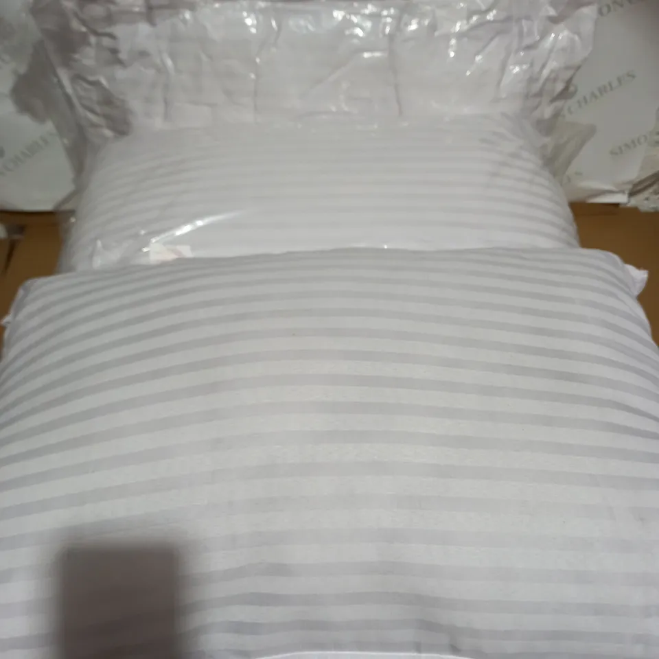 LOT OF 6 WHITE STRIPED PILLOWS (APPROX 65 X 35 X 25CM)