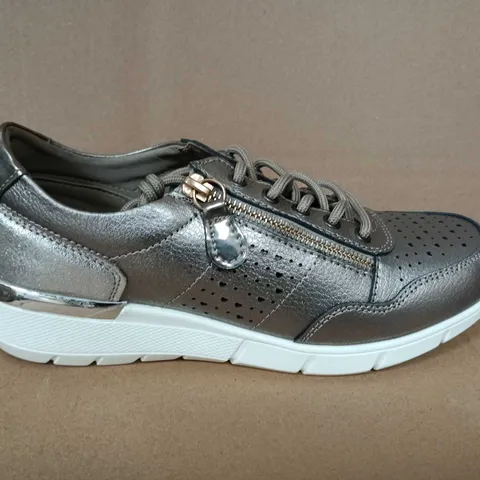BOXED PAIR OF WOMENS METALLIC SILVER LEATHER SNEAKER - UK SIZE 7