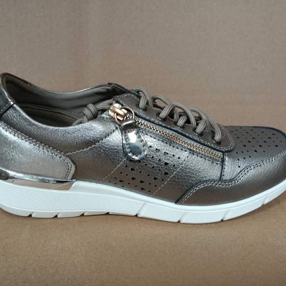 BOXED PAIR OF WOMENS METALLIC SILVER LEATHER SNEAKER - UK SIZE 7