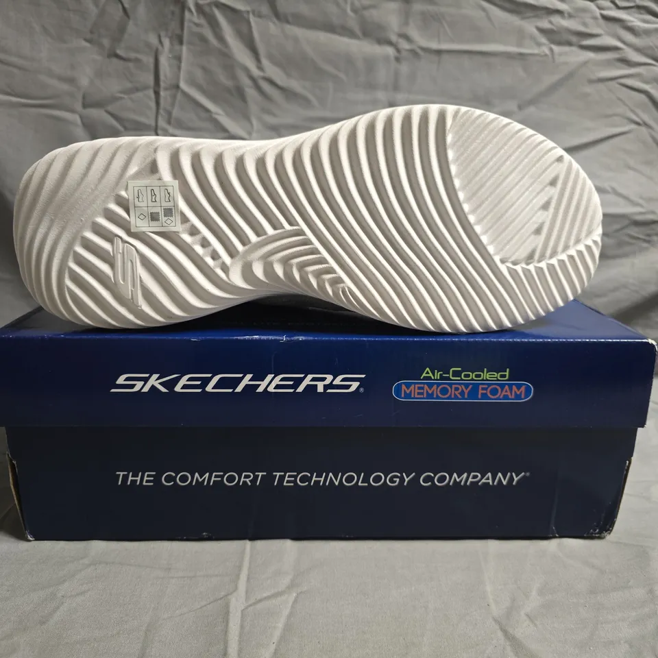 BOXED PAIR OF SKECHERS TRAINERS IN WHITE SIZE UK 11