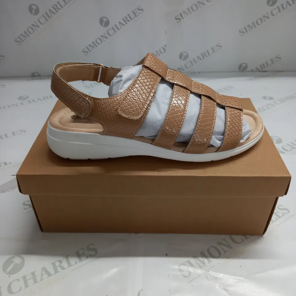 BOXED PAIR OF CUSHION WALK ONE TOUCH CLOSE SANDALS IN TAN - SIZE 7