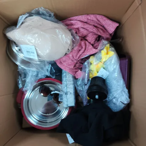APPROXIMATELY 15 ASSORTED HOUSEHOLD PRODUCTS TO INCLUDE HOME DECOR, CLOTHING, BAKING TRAYS ETC 