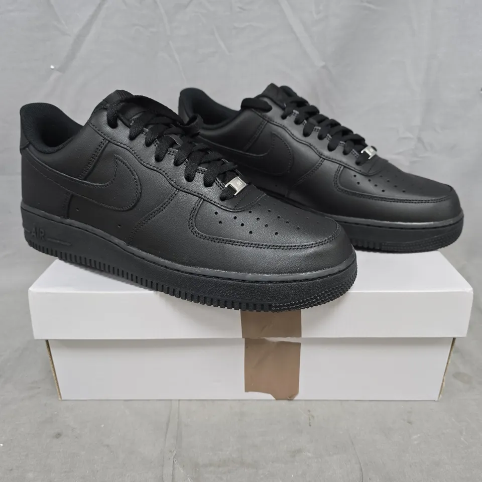 BOXED PAIR OF NIKE AIR FORCE 1 '07 SHOES IN BLACK SIZE UK 10.5