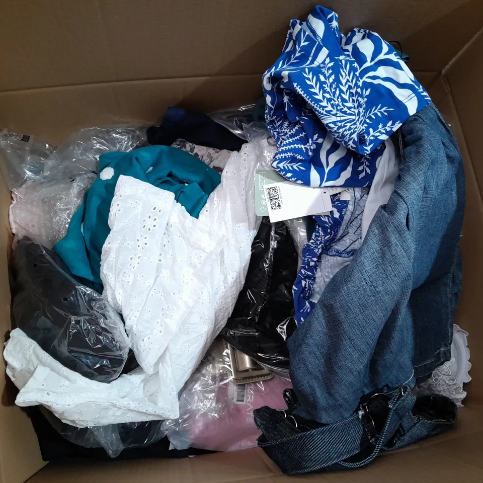 BOX OF APPROXIMATELY 25 ASSORTED CLOTHING ITEMS TO INCLUDE - DRESSES, PANTS, TOPS, ETC