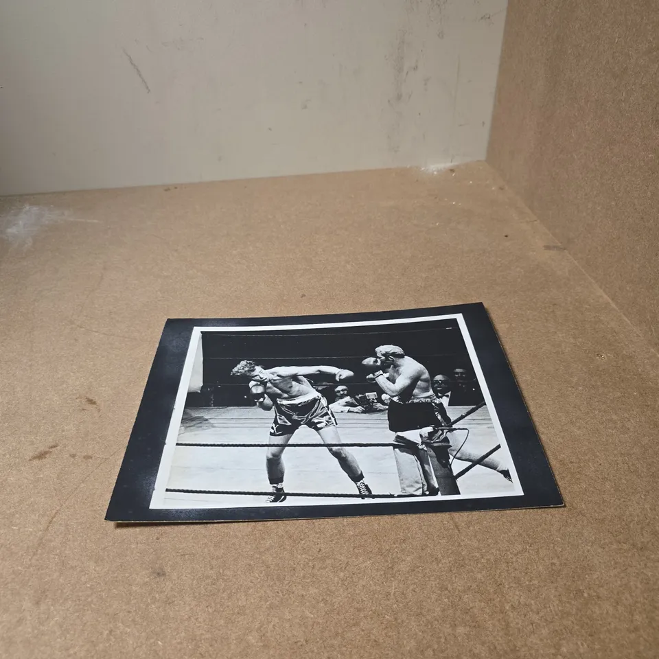 LIVE ACTION BOXING PHOTO - RICHARD DUNN V BERND AUGUST ROYAL ALBERT HALL - APRIL 1976