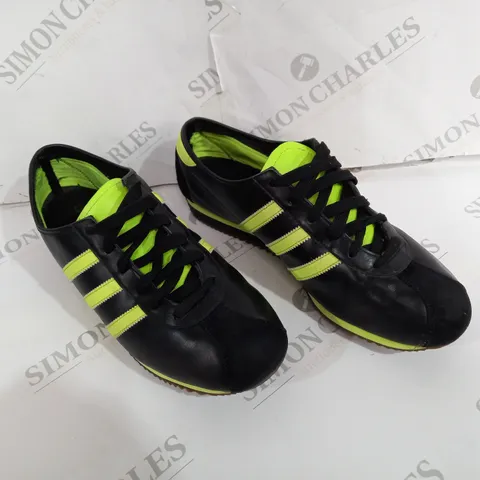 PAIR OF ADIDAS SIZE 9 TRAINERS